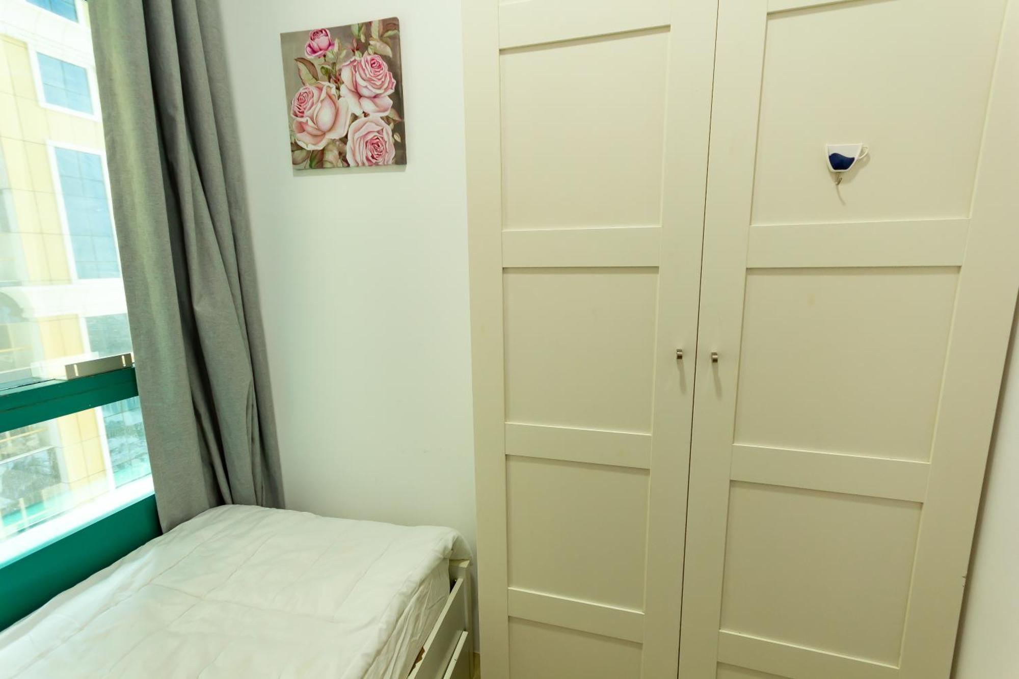 Nice Single Rooms For "Girls" Only In Dubai, Marina Exterior foto